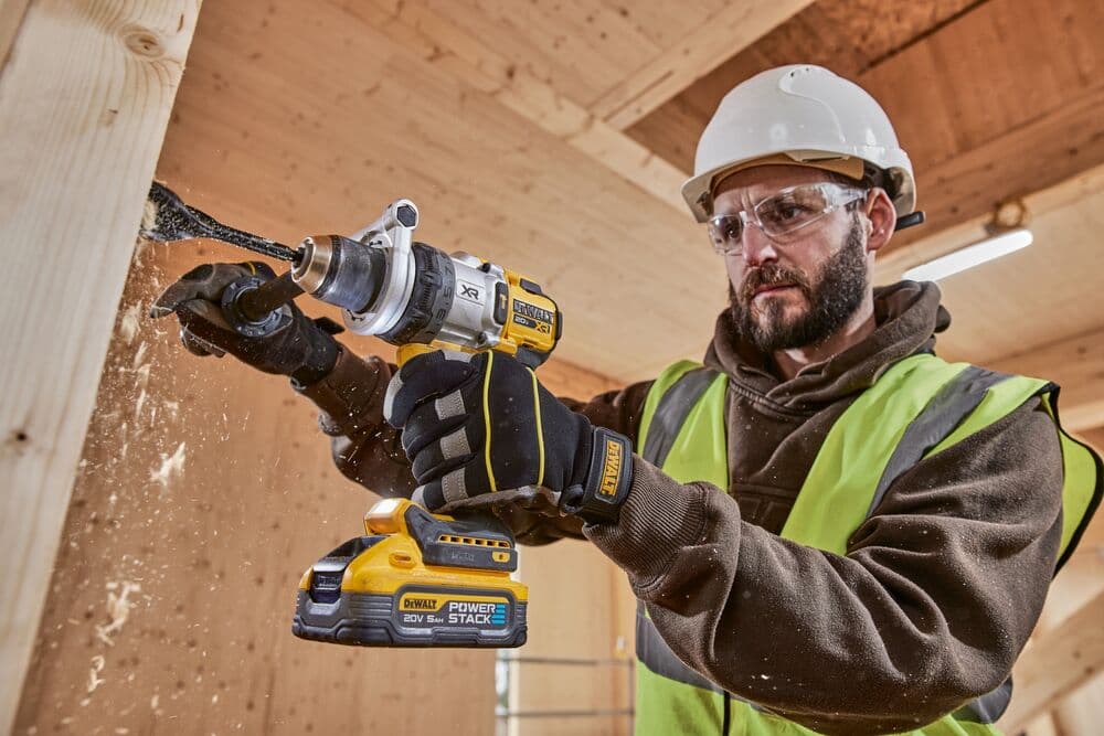 Taladro Dewalt inalámbrico utilizado por un trabajador de la construcción.