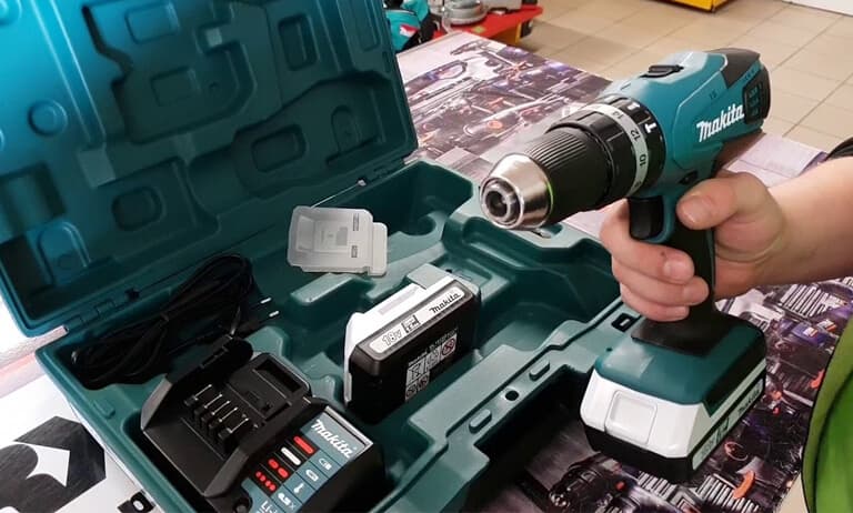 Taladro Makita inalámbrico en su estuche, disponible en Ferretería Guevara.