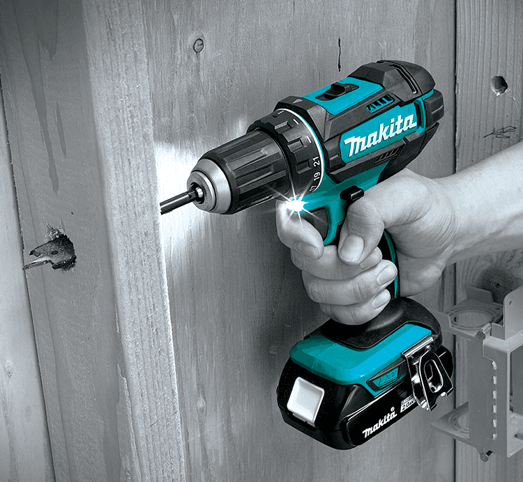 Taladro inalámbrico Makita utilizado en un proyecto de construcción.