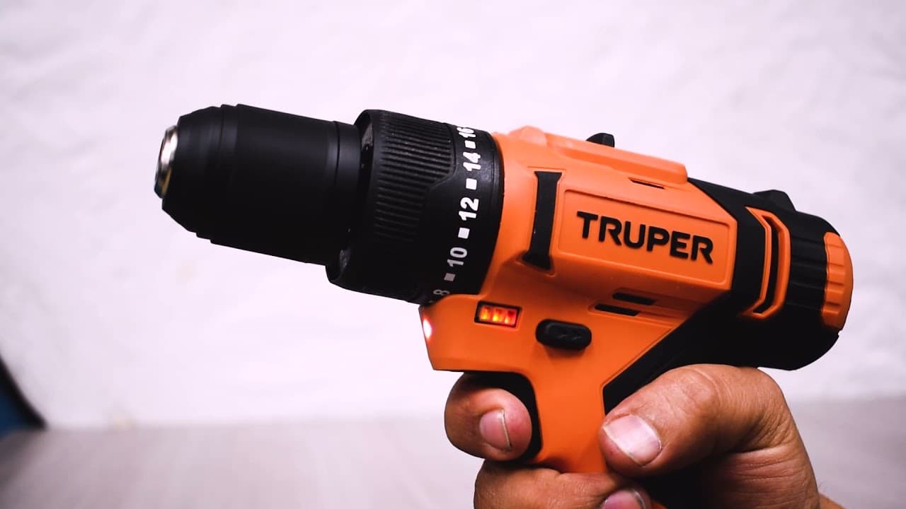 Taladro Truper inalámbrico, disponible en Ferretería Guevara.