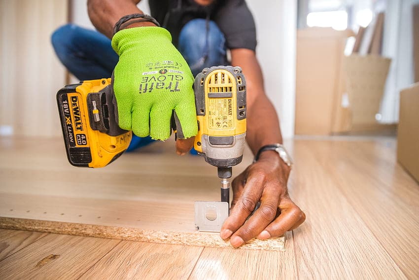 Taladro inalámbrico Dewalt en uso en una construcción profesional.