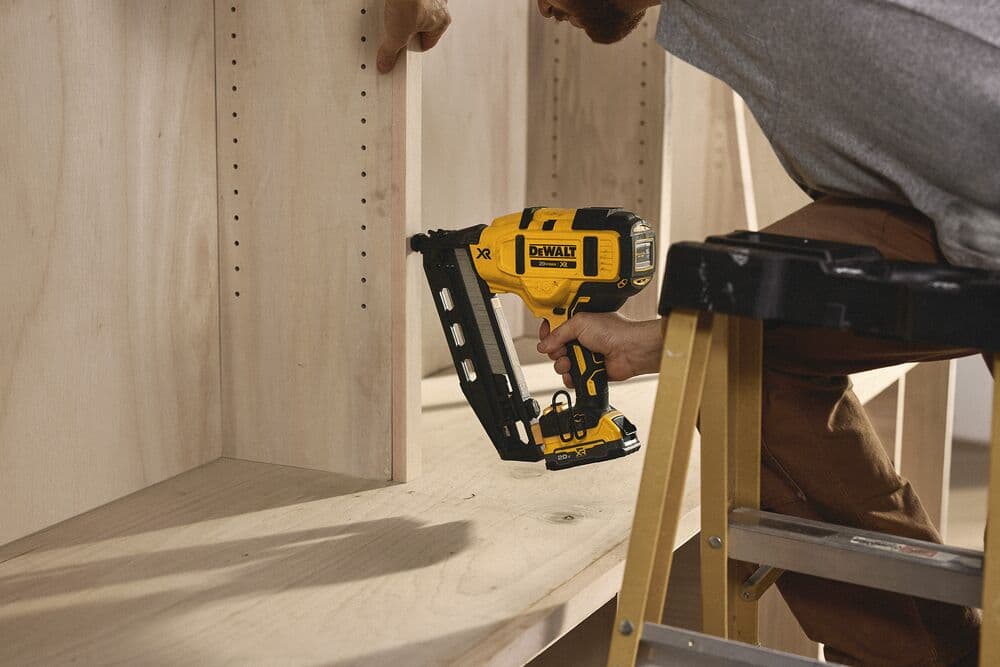 Conjunto de taladros inalámbricos Dewalt listos para ser utilizados en una obra.