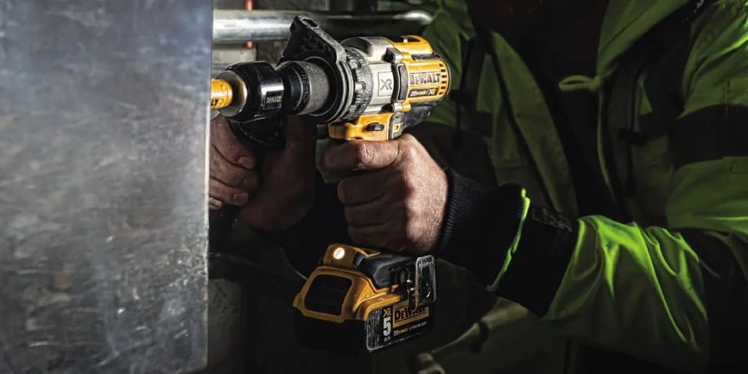 Rotomartillo Dewalt inalámbrico en uso en un proyecto profesional.