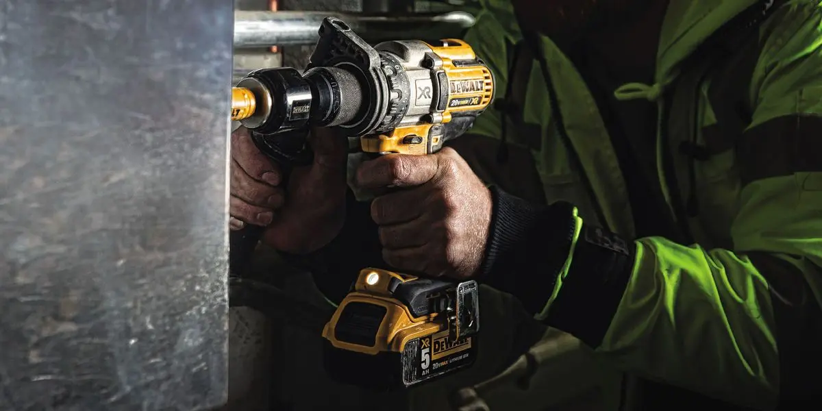 Rotomartillo Dewalt inalámbrico en uso en un proyecto profesional.