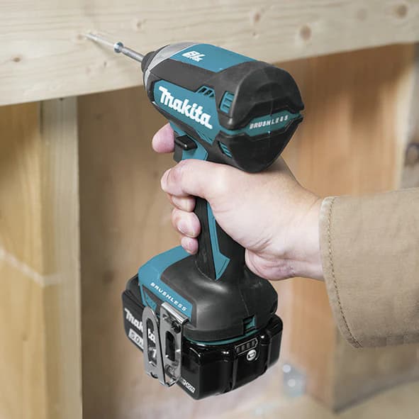 Taladro Makita inalámbrico utilizado en proyectos de construcción, disponible en Ferretería Guevara.