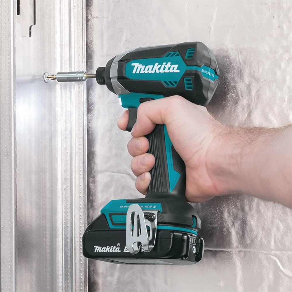 Manos utilizando un taladro inalámbrico Makita para perforar una pared.
