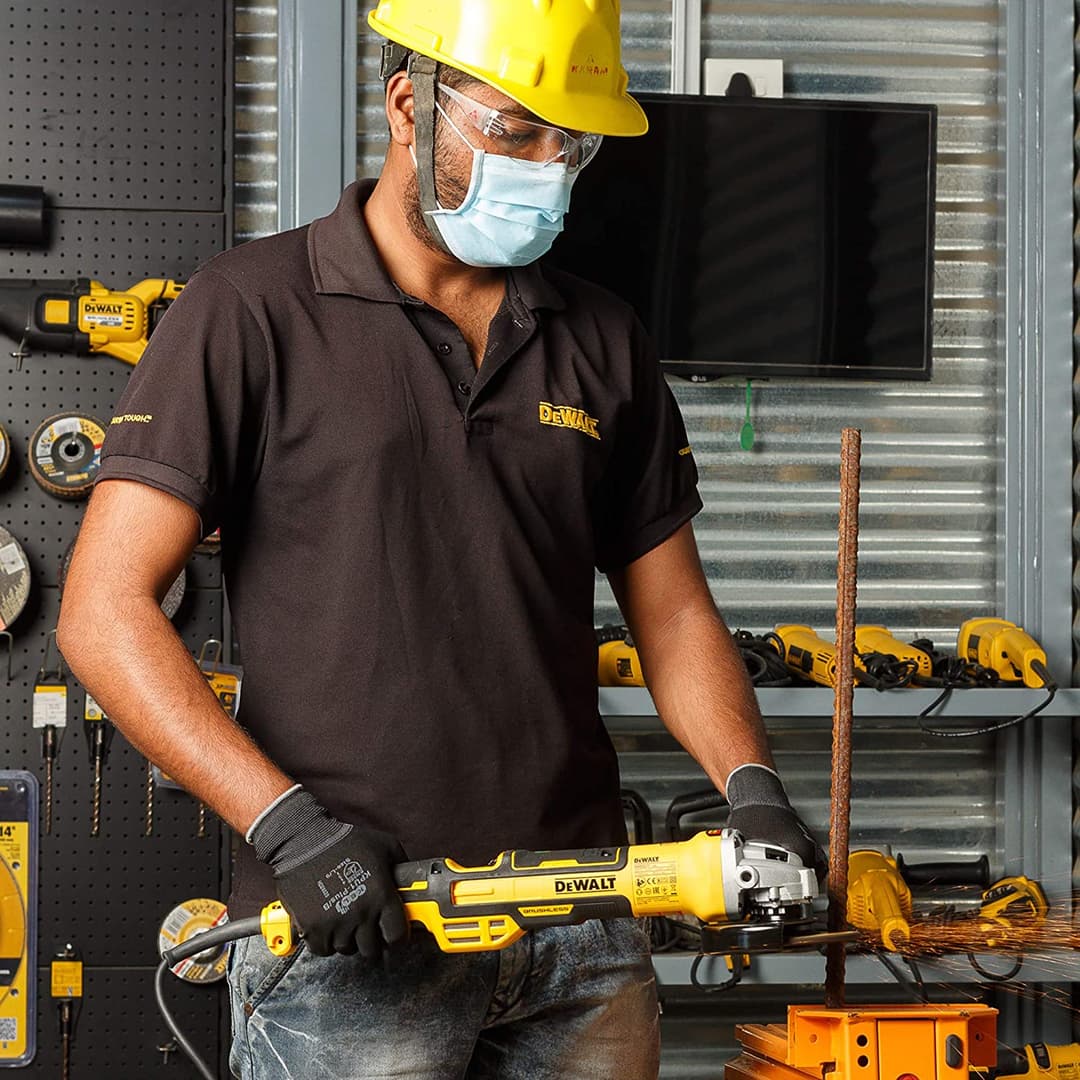 Empleado utilizando taladro Dewalt, representando la calidad de la marca en Monterrey.