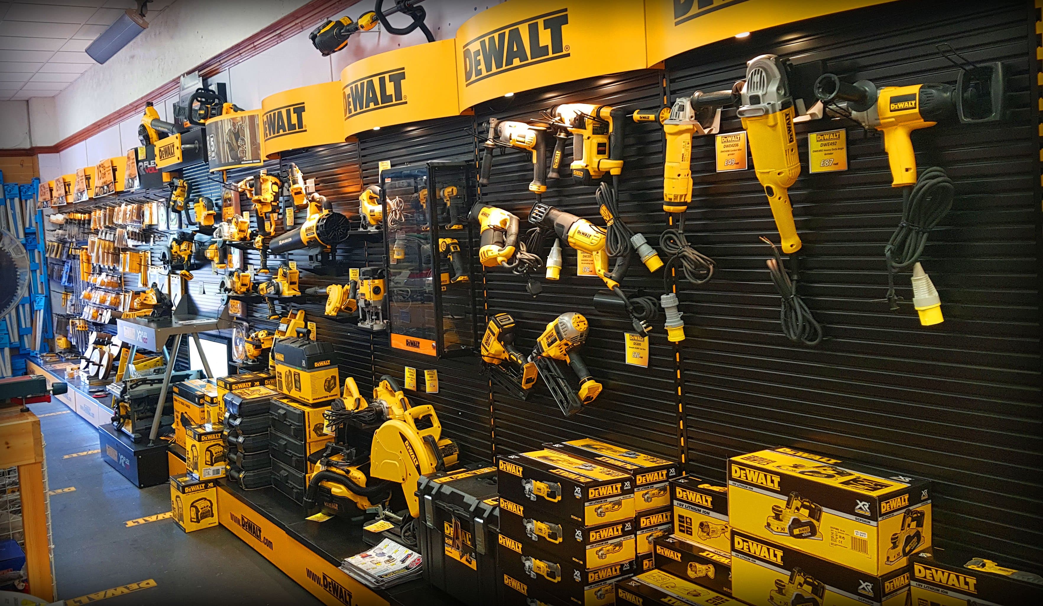 Estante con herramientas Dewalt en Ferretería Guevara, Monterrey.