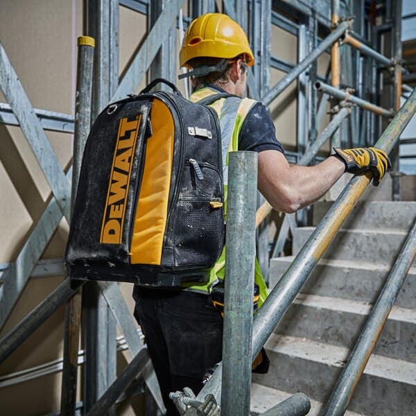 Empleado con equipo Dewalt en obra de construcción, distribuido en Monterrey.