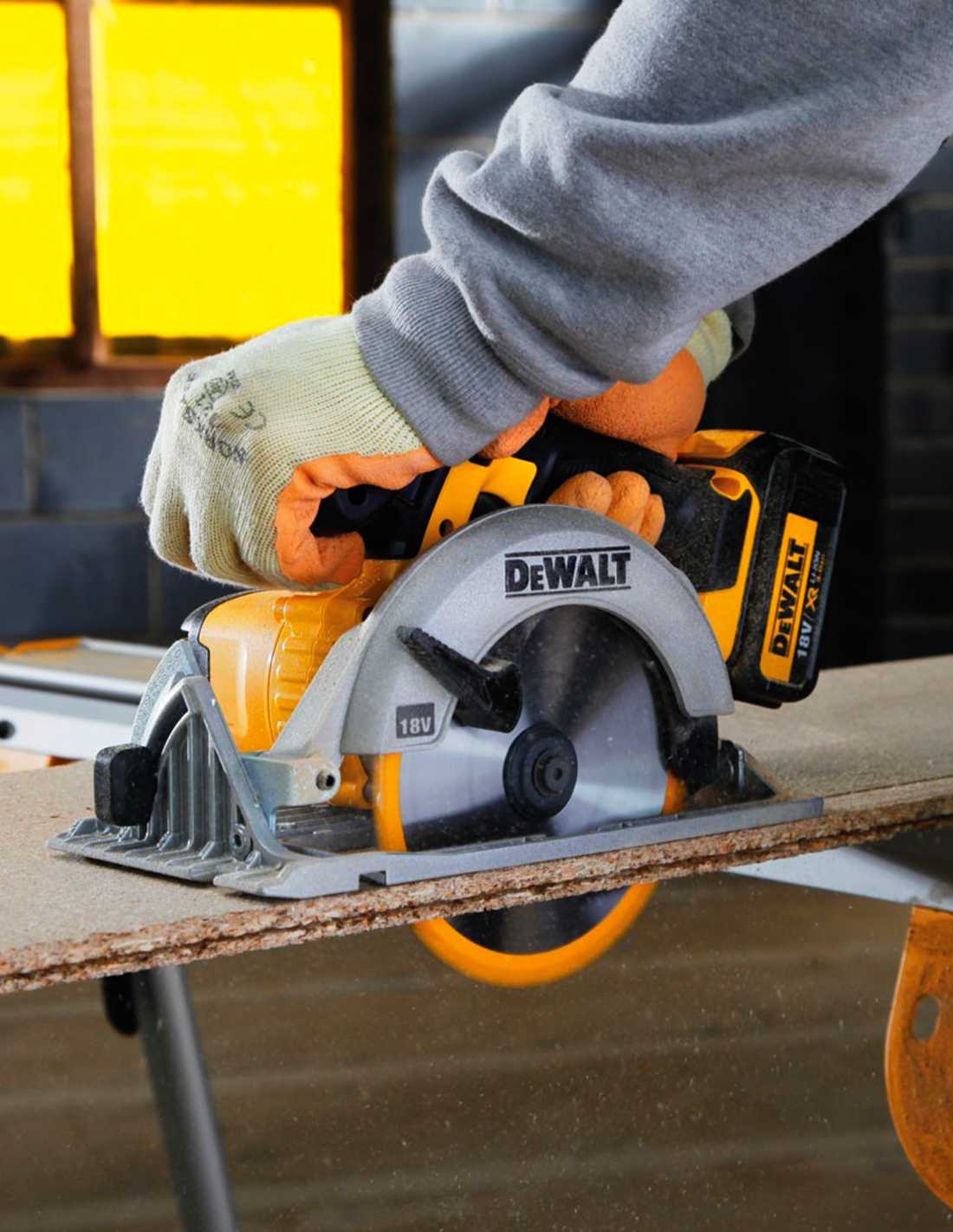 Sierra circular Dewalt en uso en un proyecto de construcción en Monterrey.