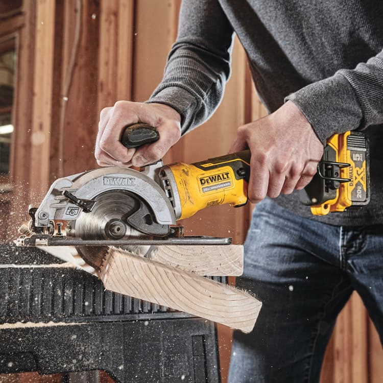 Trabajador usando amoladora Dewalt en Ferretería Guevara, equipo para trabajos pesados.