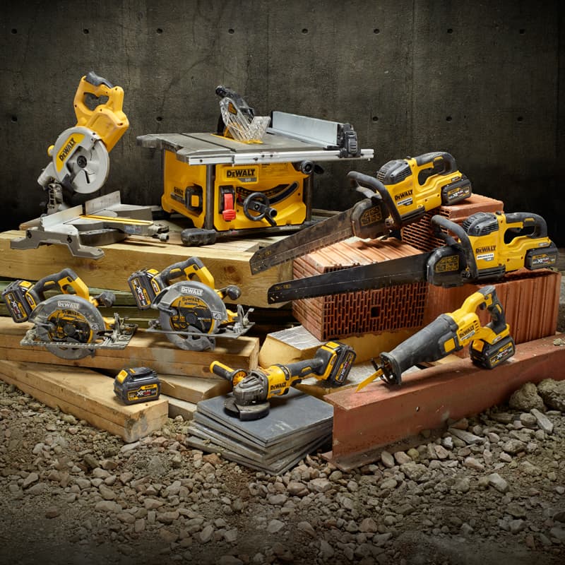 Variedad de herramientas Dewalt en exhibición, perfectas para proyectos de construcción en Monterrey.