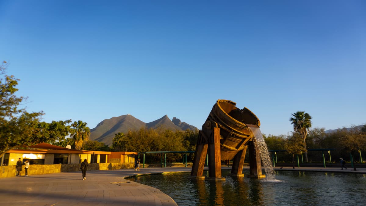 Vista del cerro en Monterrey, representando el entorno de Ferretería Guevara.