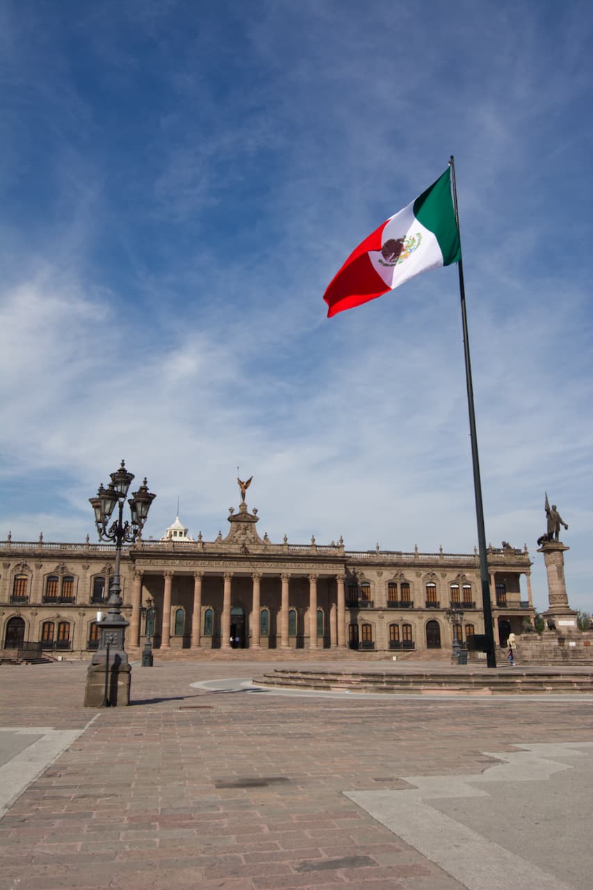 Bandera de México frente al Palacio de Gobierno en Monterrey.