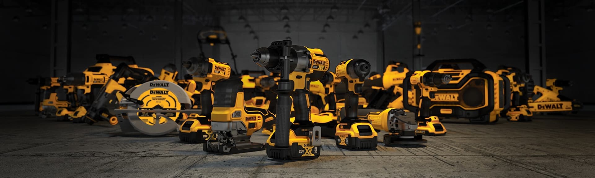 Variedad de herramientas Dewalt listas para su uso en proyectos de construcción en Monterrey.
