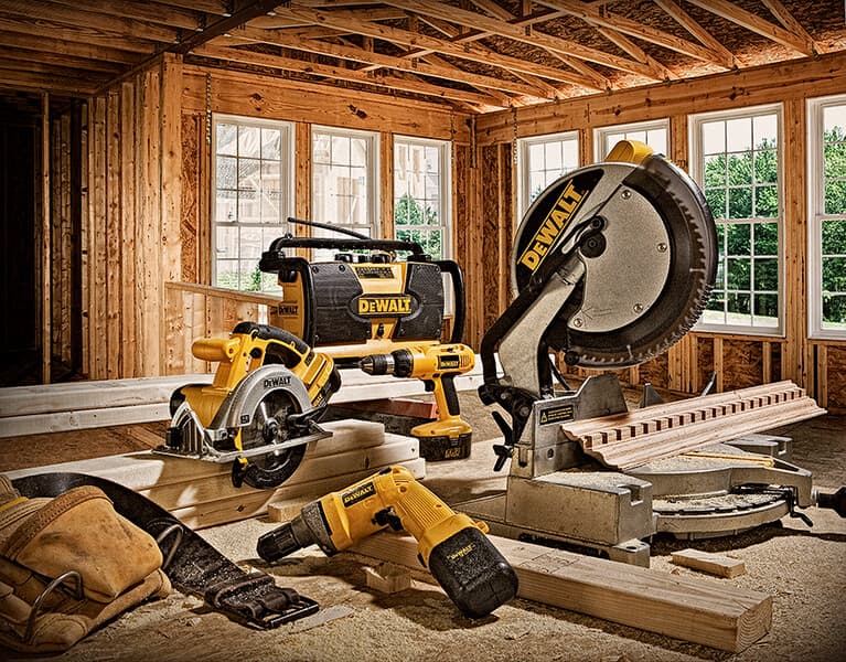 Estación de trabajo con varias herramientas Dewalt en construcción en Monterrey.