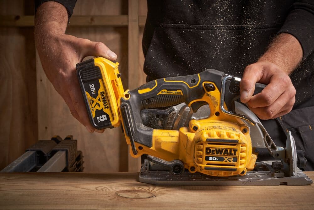 Taladro Dewalt en uso sobre madera, disponible en Ferretería Guevara en Monterrey.