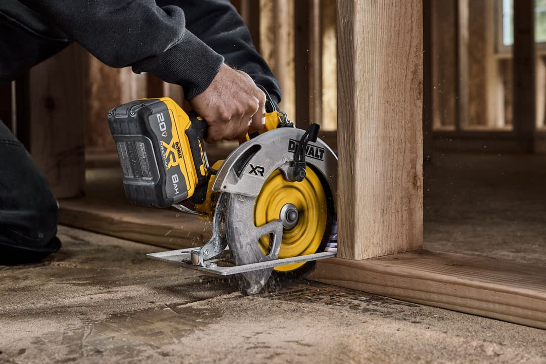 Sierra circular Dewalt en acción en una obra en Monterrey.
