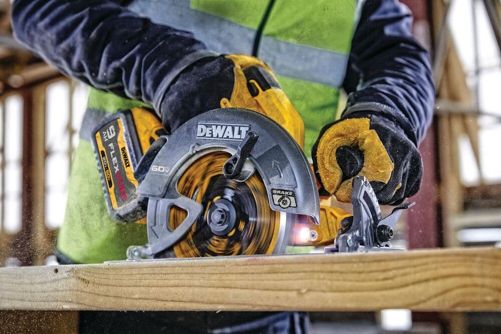 Detalle de una sierra Dewalt en acción, equipo de corte de alta calidad en Monterrey.