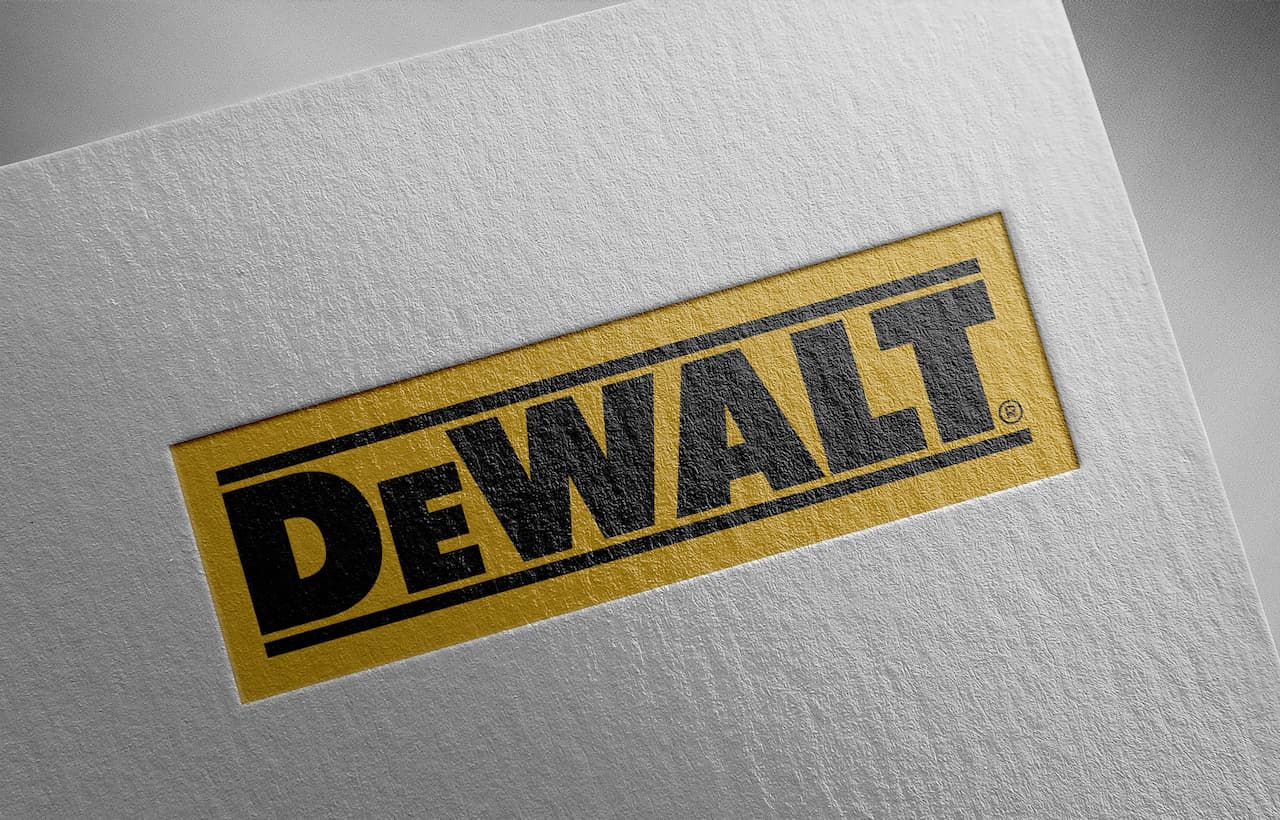 Logotipo de Dewalt sobre superficie, destacando la marca en Ferretería Guevara.