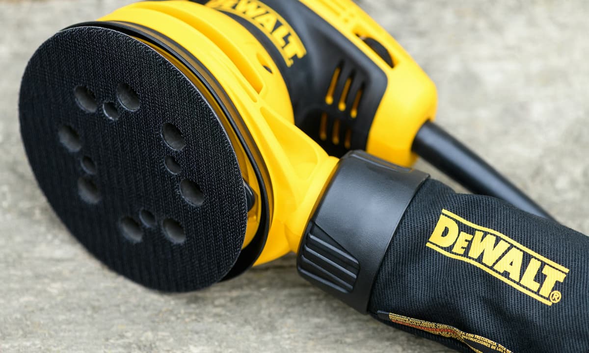 Taladros Dewalt en exhibición, disponibles en Ferretería Guevara.