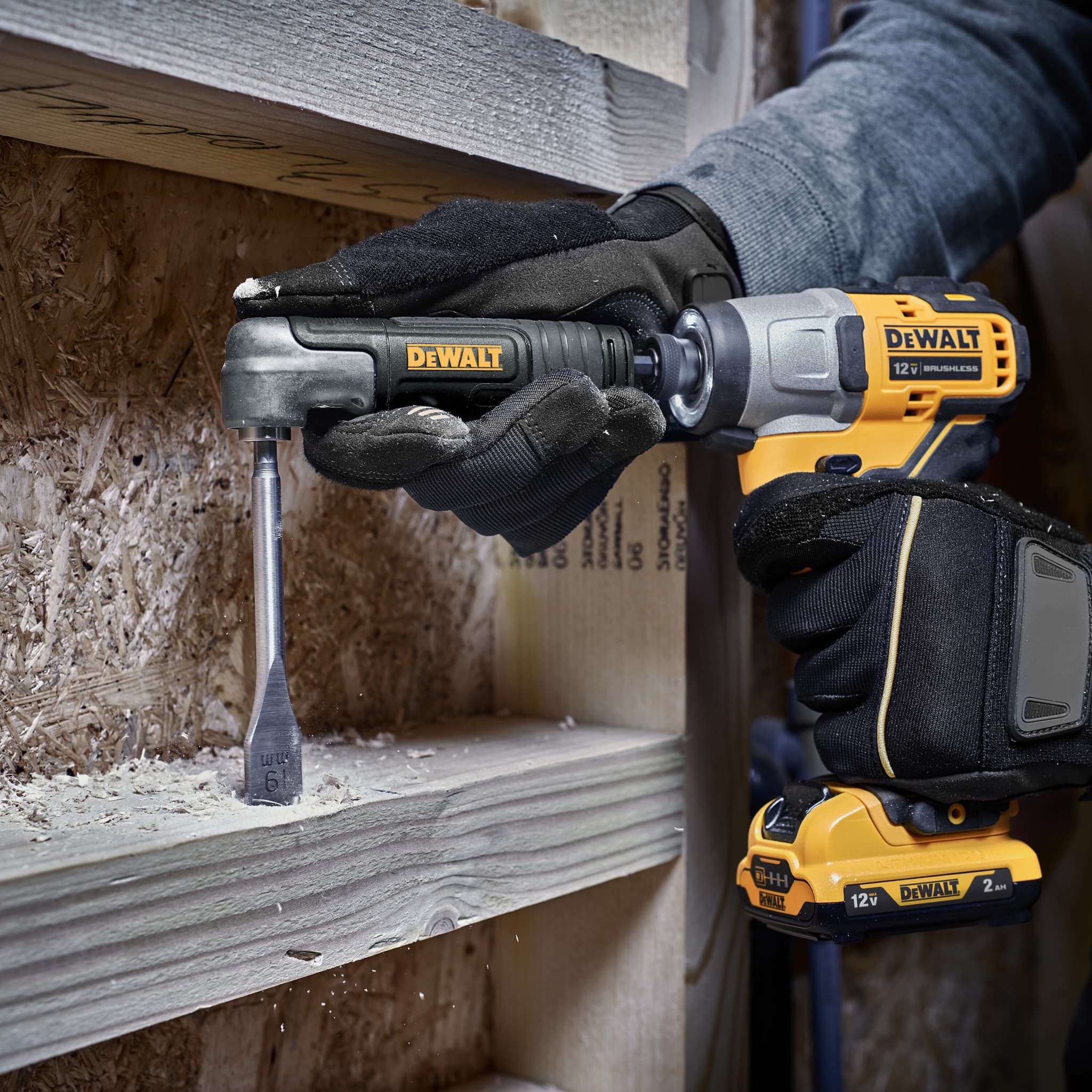 Trabajador utilizando herramienta Dewalt para perforación, disponible en Ferretería Guevara.
