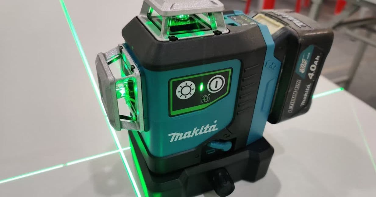 Detalle de ajustes en herramienta Makita, distribuidas en Monterrey por Ferretería Guevara.