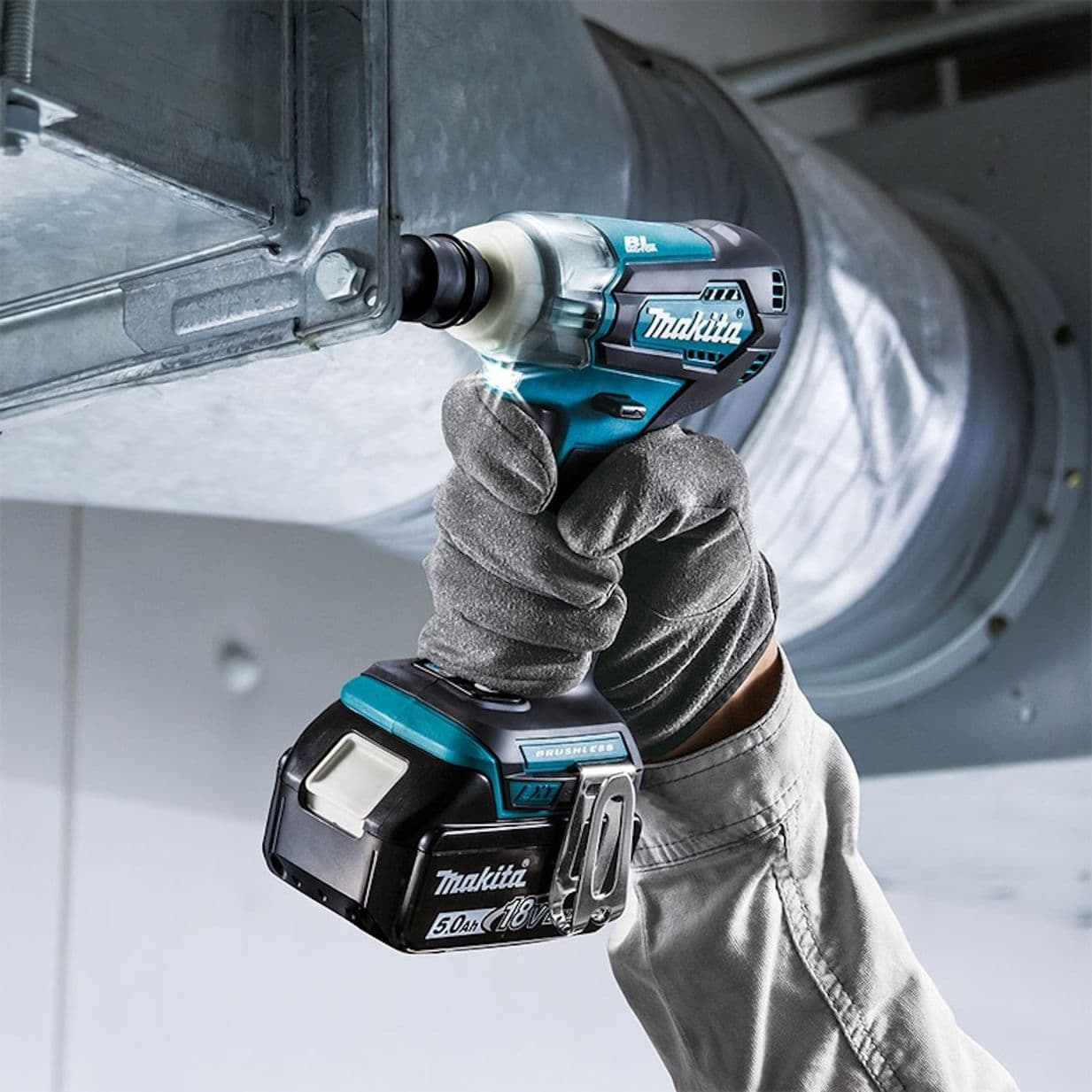 Taladro Makita utilizado con guantes de protección, distribuido en Monterrey.