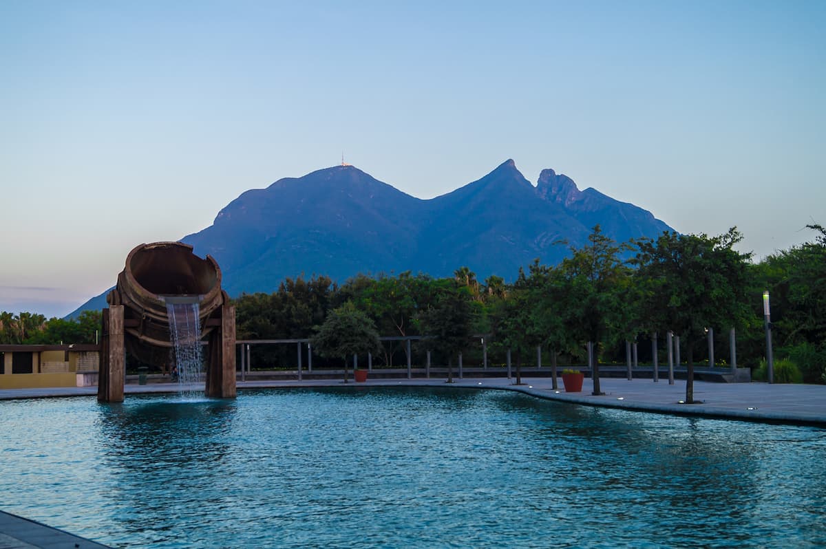 Paisaje de Monterrey, destacando las montañas de la región.