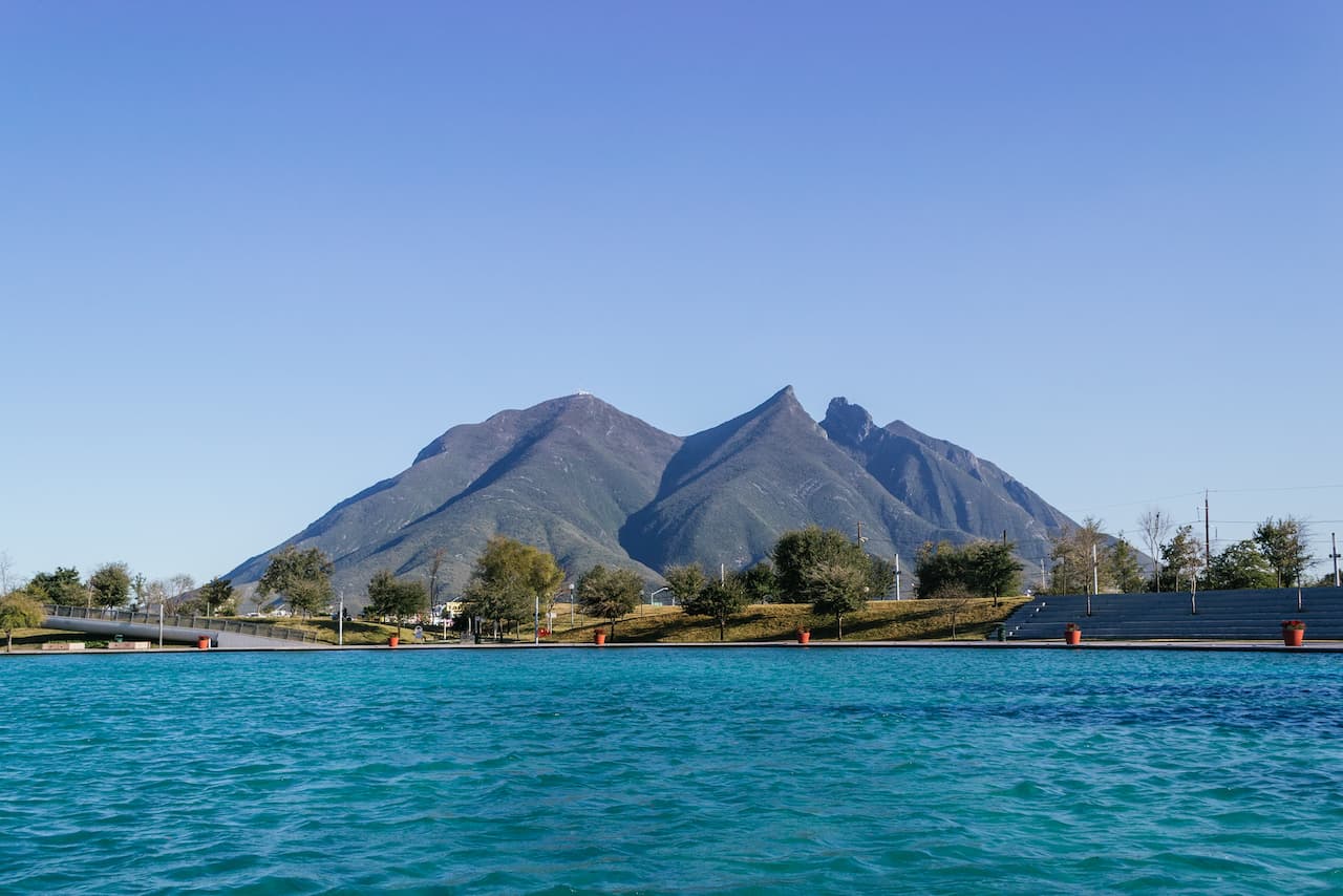 Montañas de Monterrey, representando la belleza natural de la región.