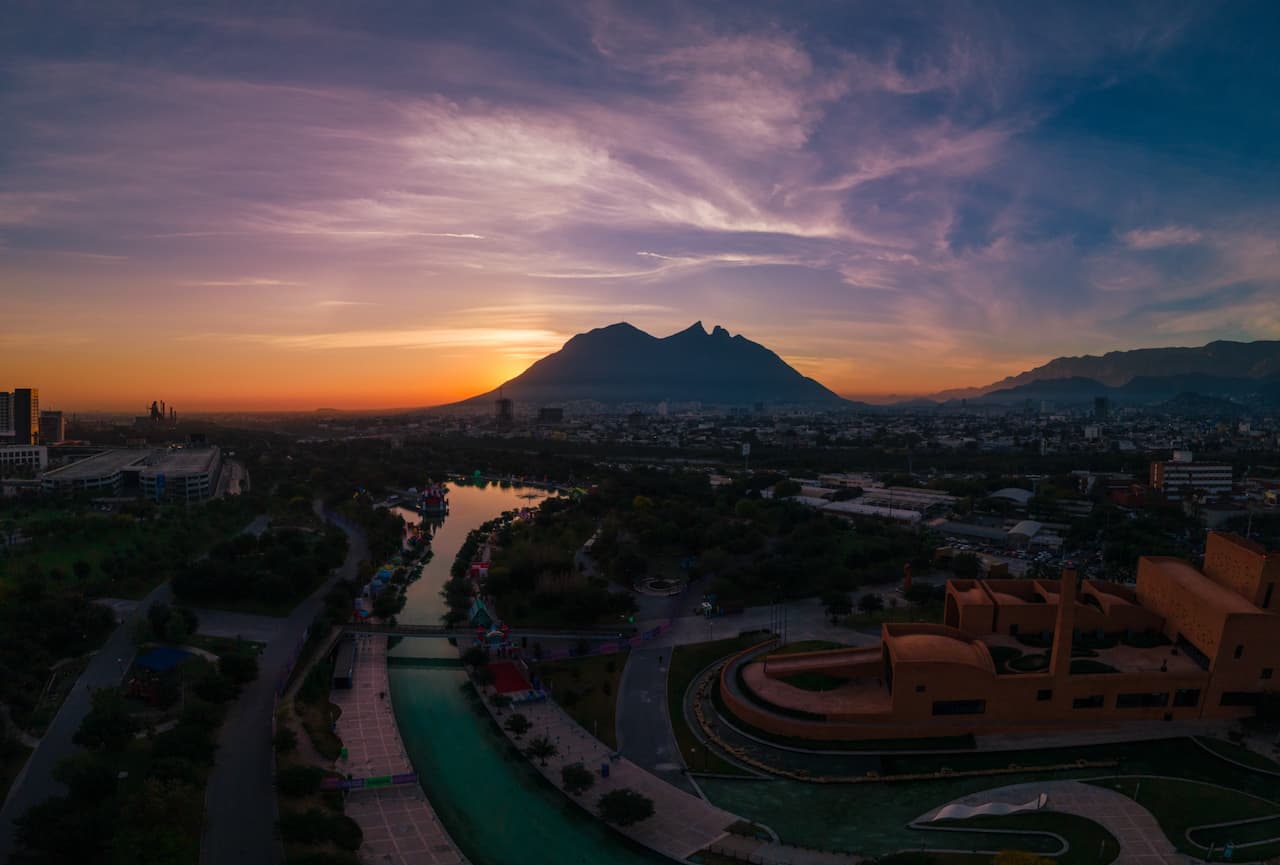 Vista de Monterrey al atardecer, mostrando el skyline de la ciudad.