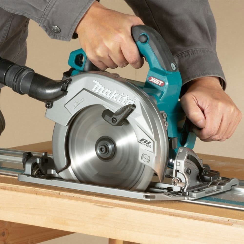 Sierra circular Makita siendo utilizada, representando la eficiencia de las herramientas eléctricas en Monterrey.