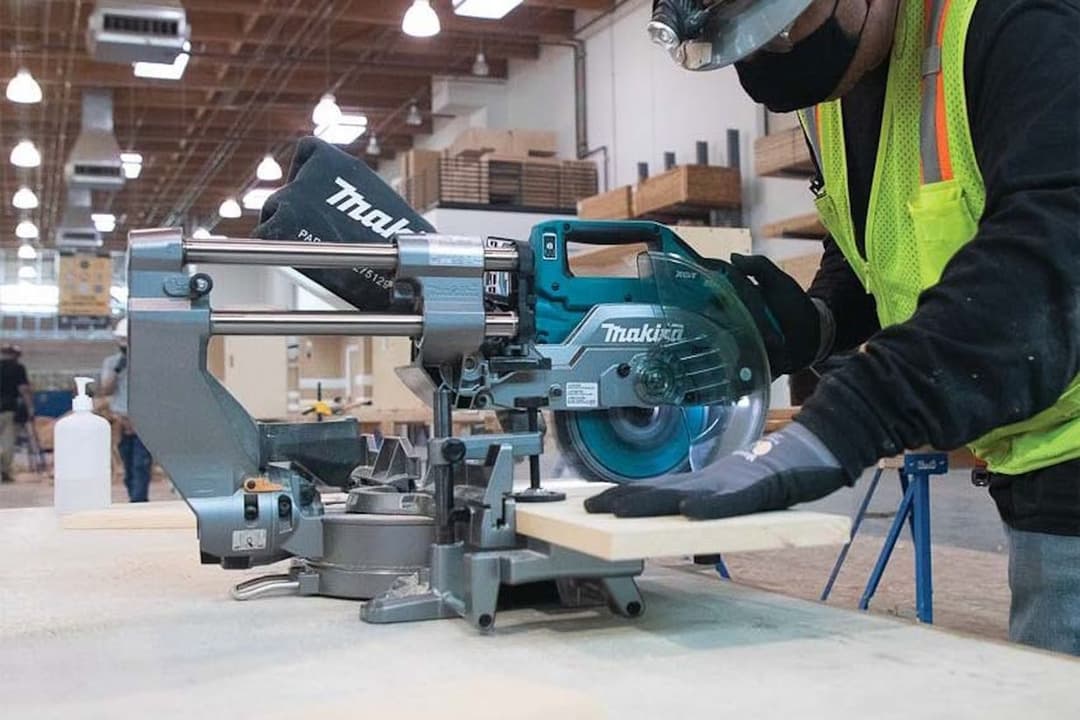 Sierra de mesa Makita en un taller, ideal para trabajos de precisión en Monterrey.