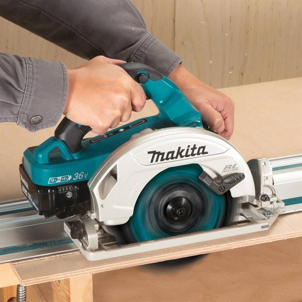 Sierra circular Makita en acción, equipo profesional de corte disponible en Ferretería Guevara.