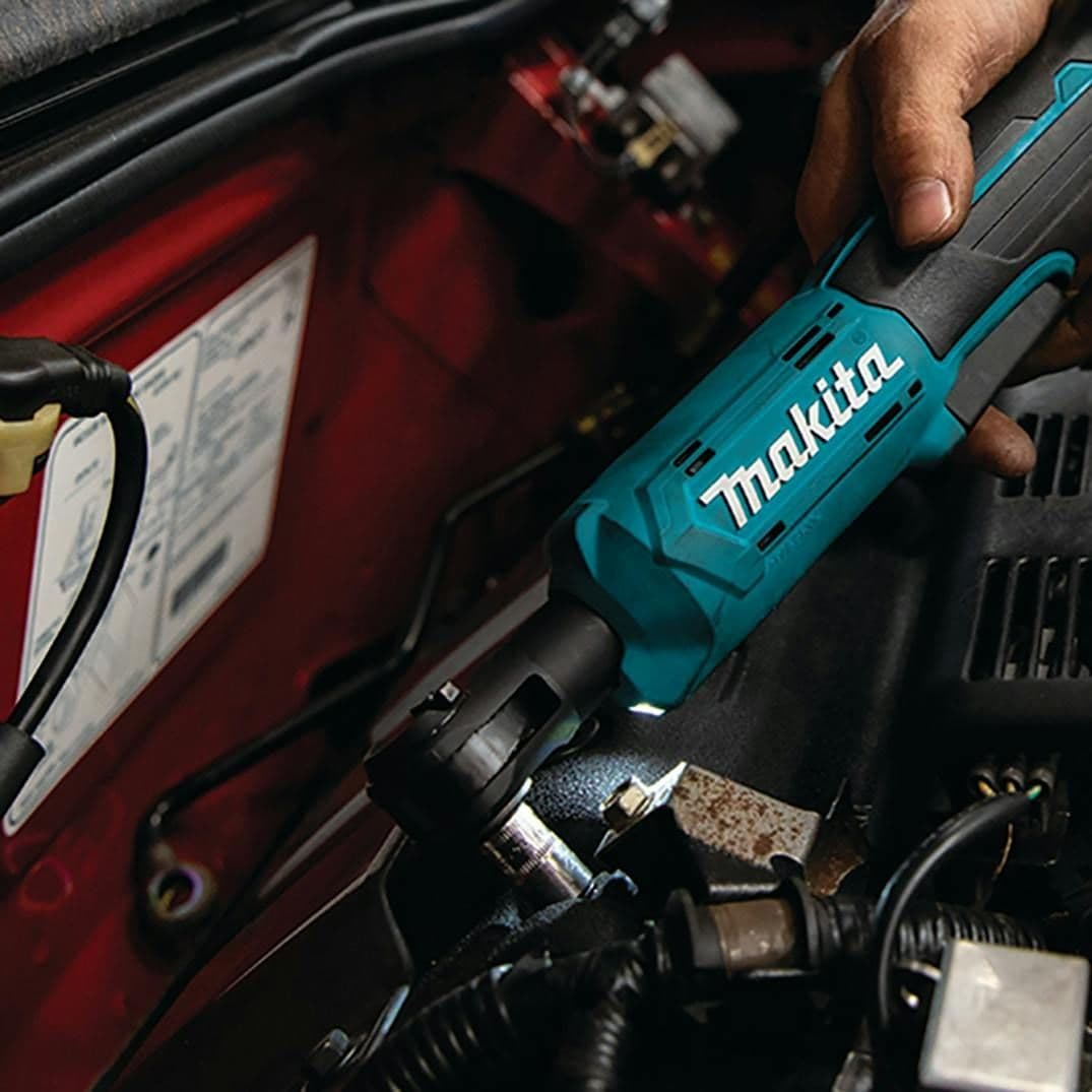 Herramienta Makita en área de difícil acceso, ideal para trabajos de precisión en Monterrey.