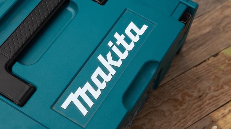 Logotipo de Makita en una herramienta eléctrica, representando la calidad de la marca en Monterrey.