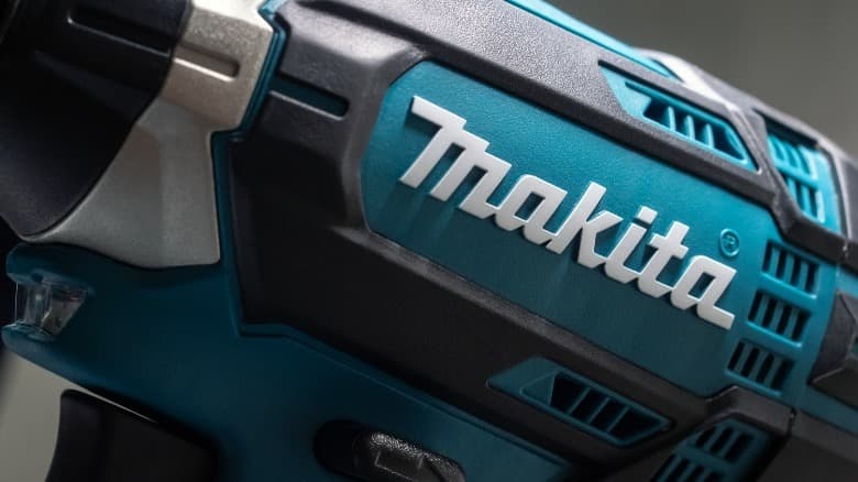 Primer plano de la marca Makita en una herramienta, resaltando la calidad en Ferretería Guevara.