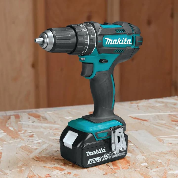 Taladro Makita de alto rendimiento, herramienta distribuida en Monterrey por Ferretería Guevara.