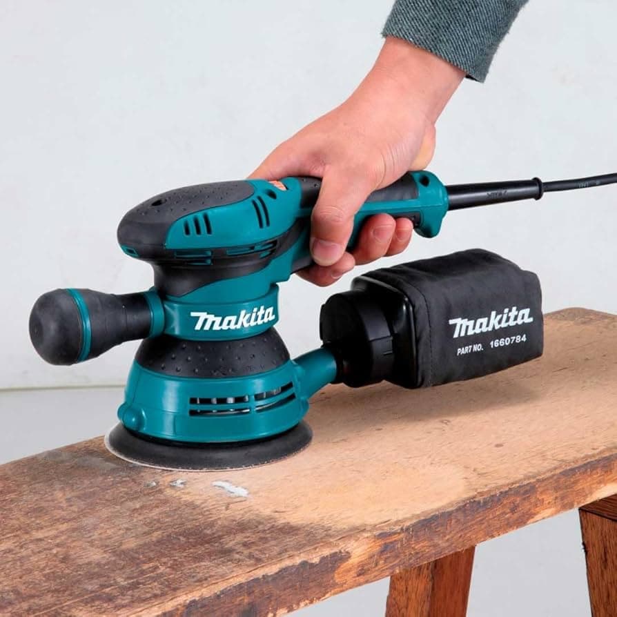 Lijadora orbital Makita en uso, herramienta distribuida en Monterrey por Ferretería Guevara.