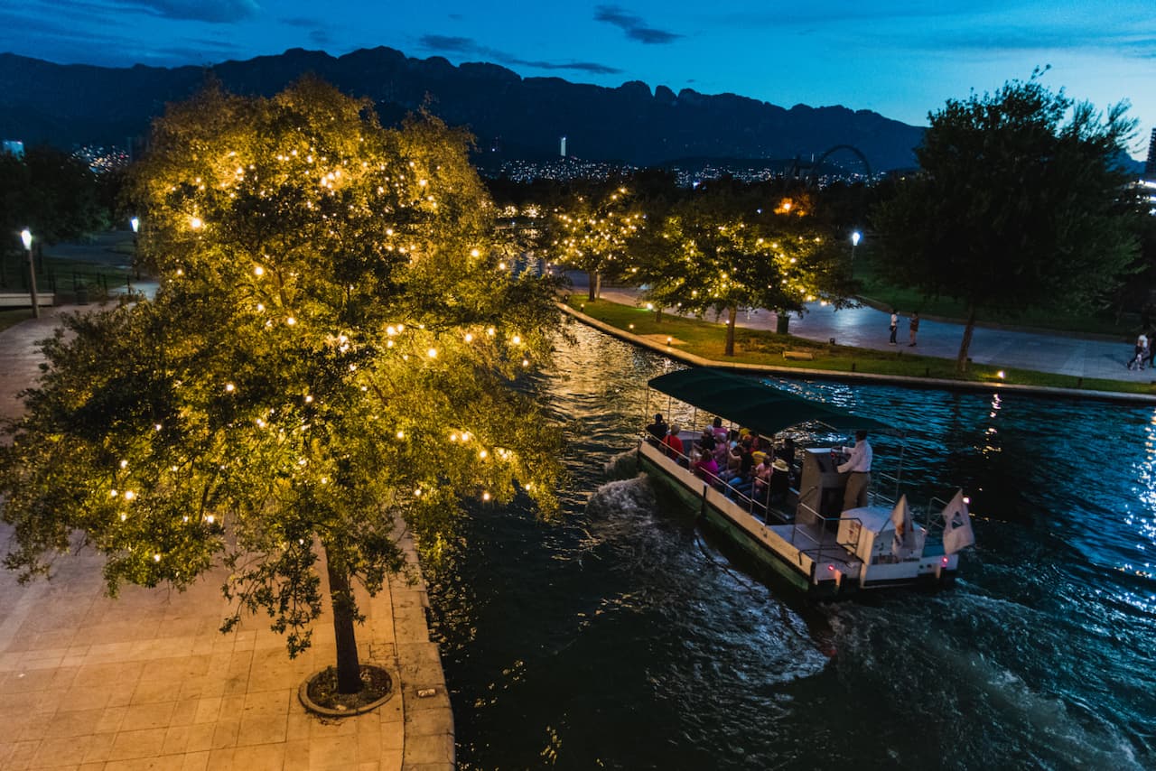 Vista nocturna del Canal de Santa Lucía en Monterrey, cerca de la ubicación de Ferretería Guevara.