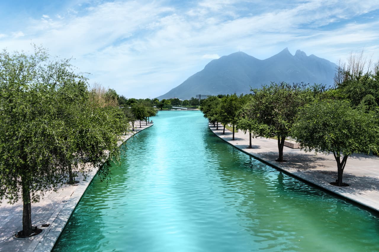 Vista del Canal de Santa Lucía en Monterrey, cerca de la ubicación de Ferretería Guevara.
