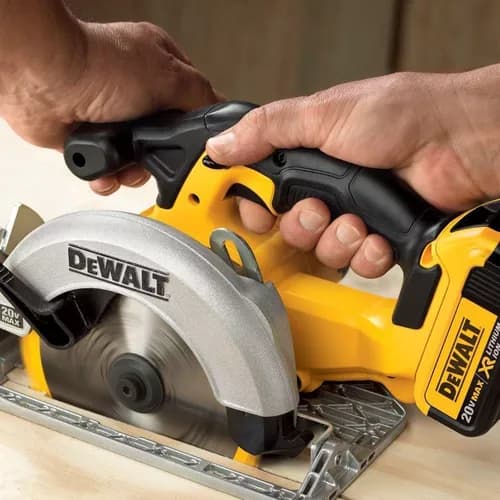 Sierra Dewalt siendo utilizada en un proyecto profesional de construcción.