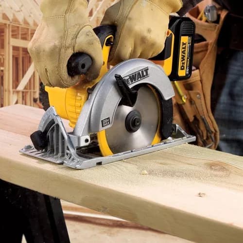 Sierra Dewalt cortando madera con precisión en un proyecto de carpintería.
