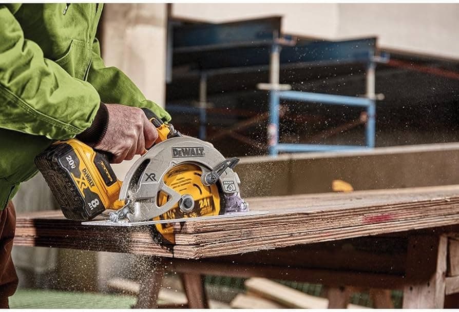 Sierra circular Dewalt en uso, disponible en Ferretería Guevara.