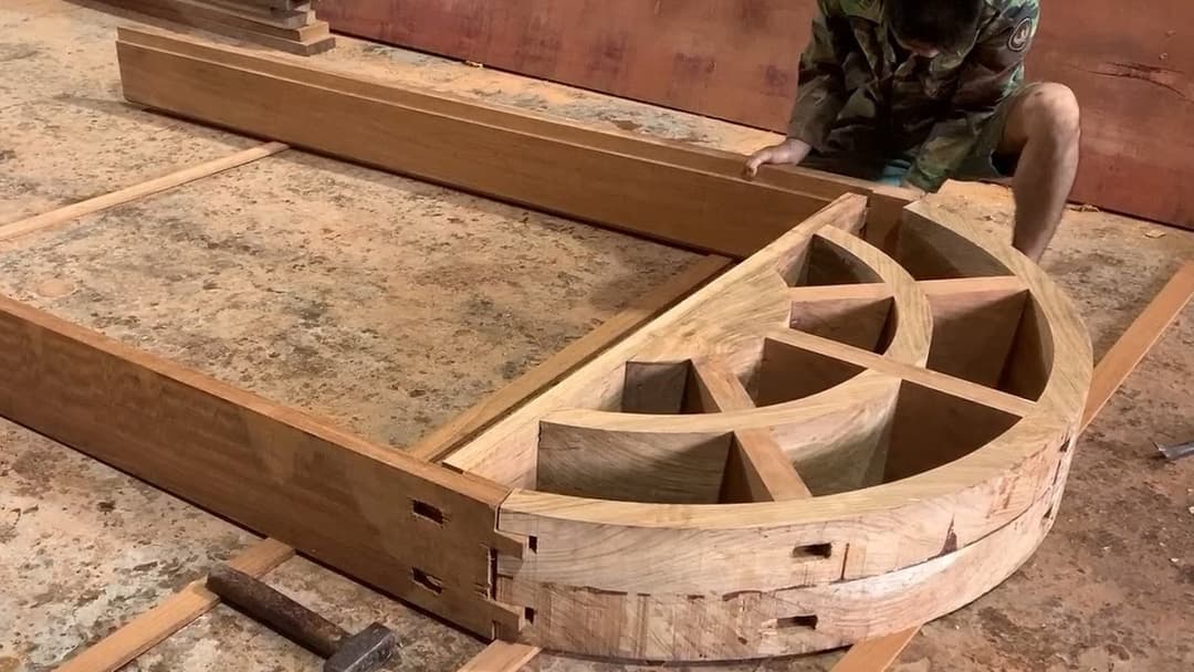 Sierra circular utilizada en un proyecto de carpintería en el hogar.
