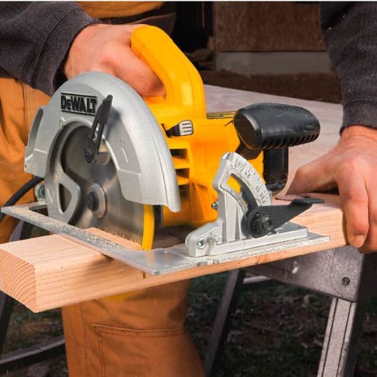 Sierra Dewalt cortando una pieza de madera, ideal para trabajos tanto en casa como en proyectos profesionales.