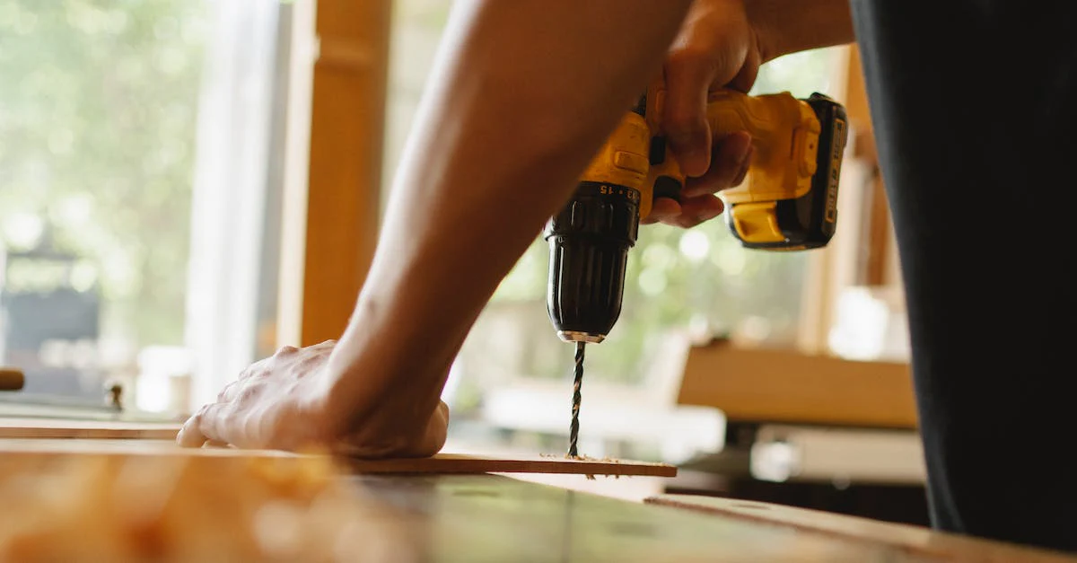 Taladro Dewalt inalámbrico en uso, ideal para profesionales y proyectos en el hogar.