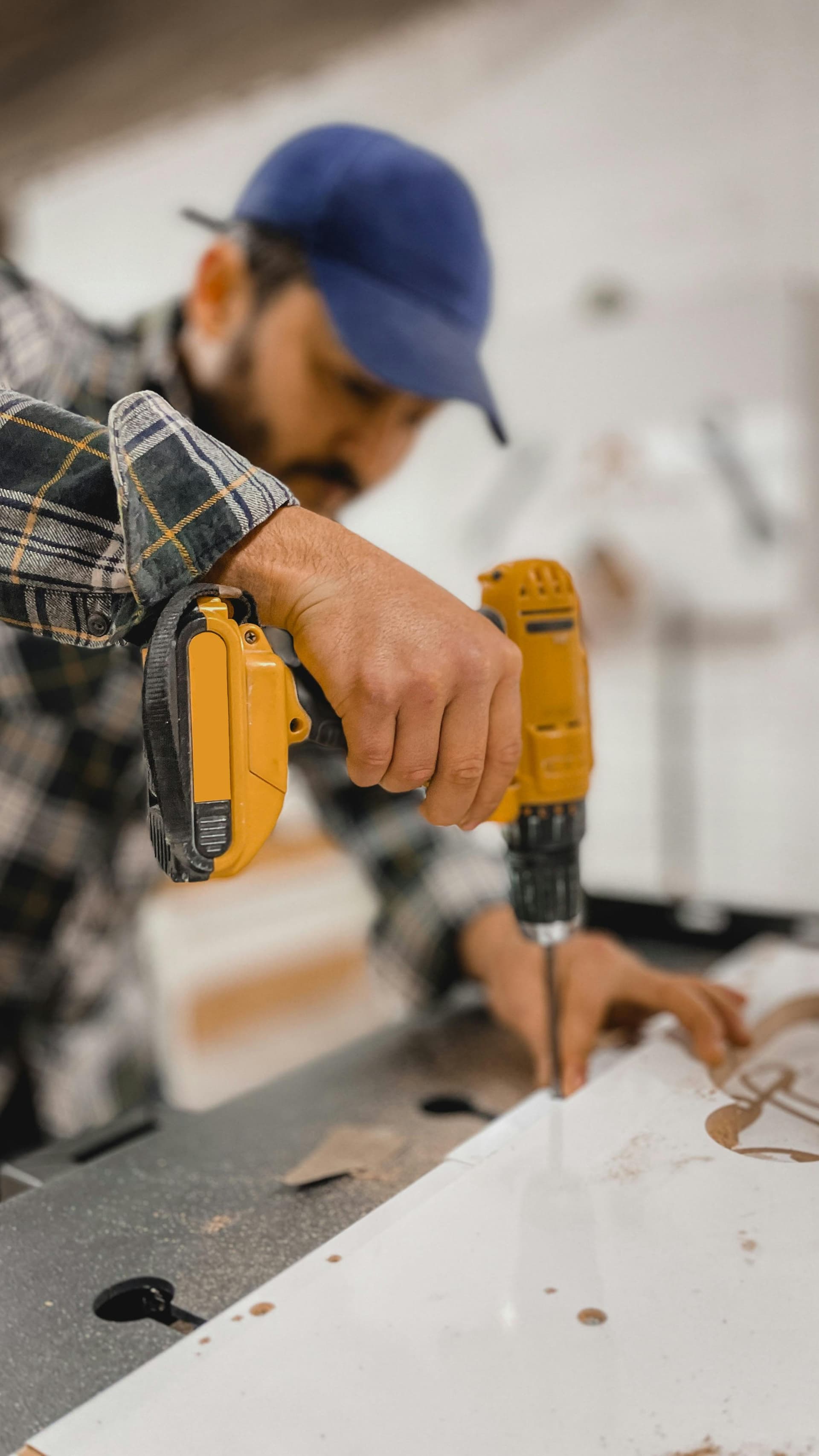 Taladro Dewalt en uso, ideal para proyectos en Monterrey.