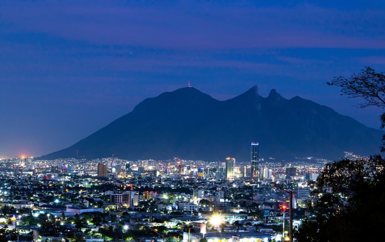 Vista nocturna del Cerro de la Silla, simbolizando la ubicación de Ferretería Guevara en Monterrey.