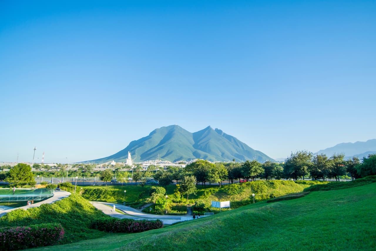 Vista del Cerro de la Silla en Monterrey, representando la ubicación de Ferretería Guevara.